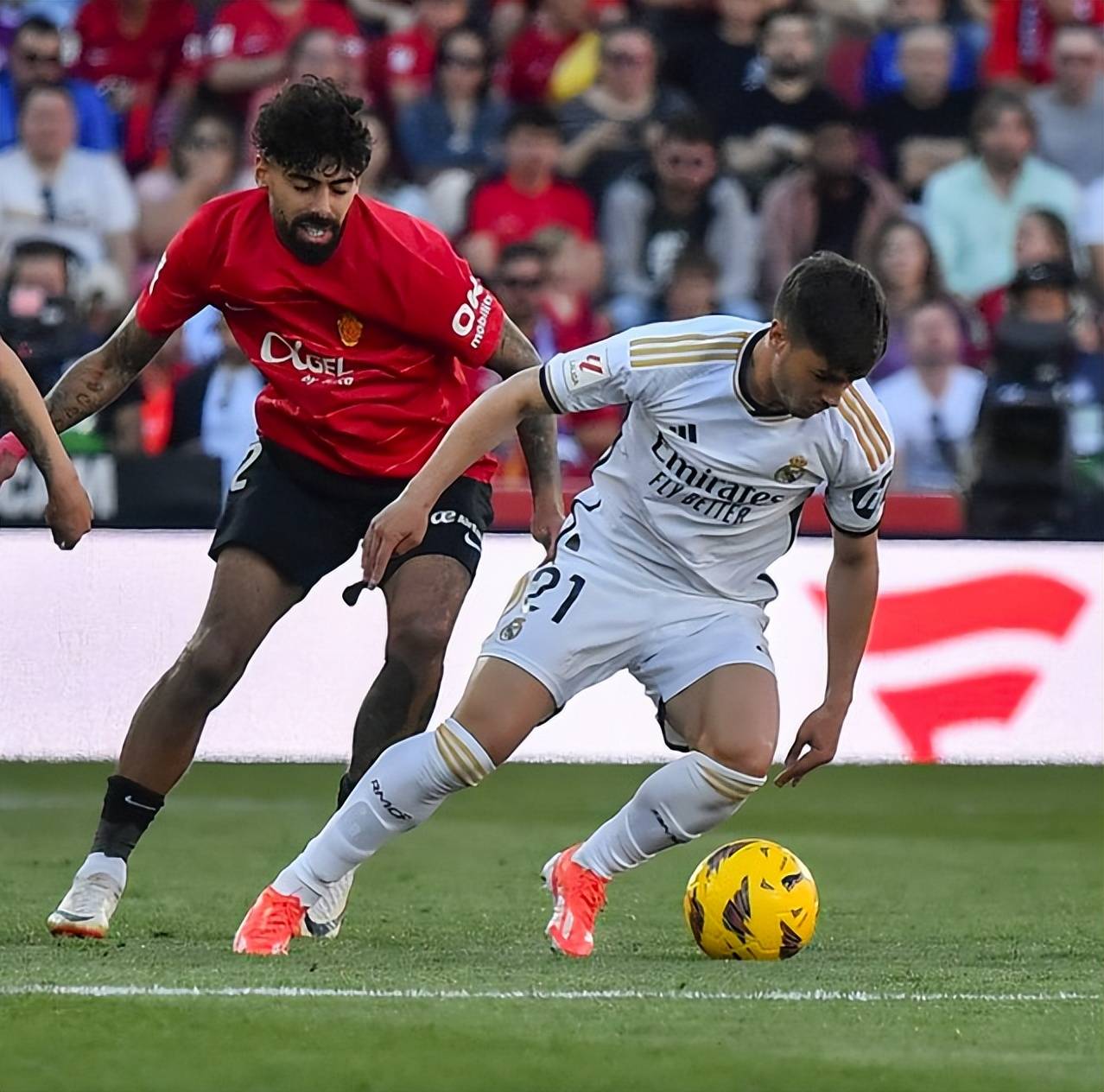 爱游戏在线-AC米兰险胜勒沃库森，马丁内利点燃赛场