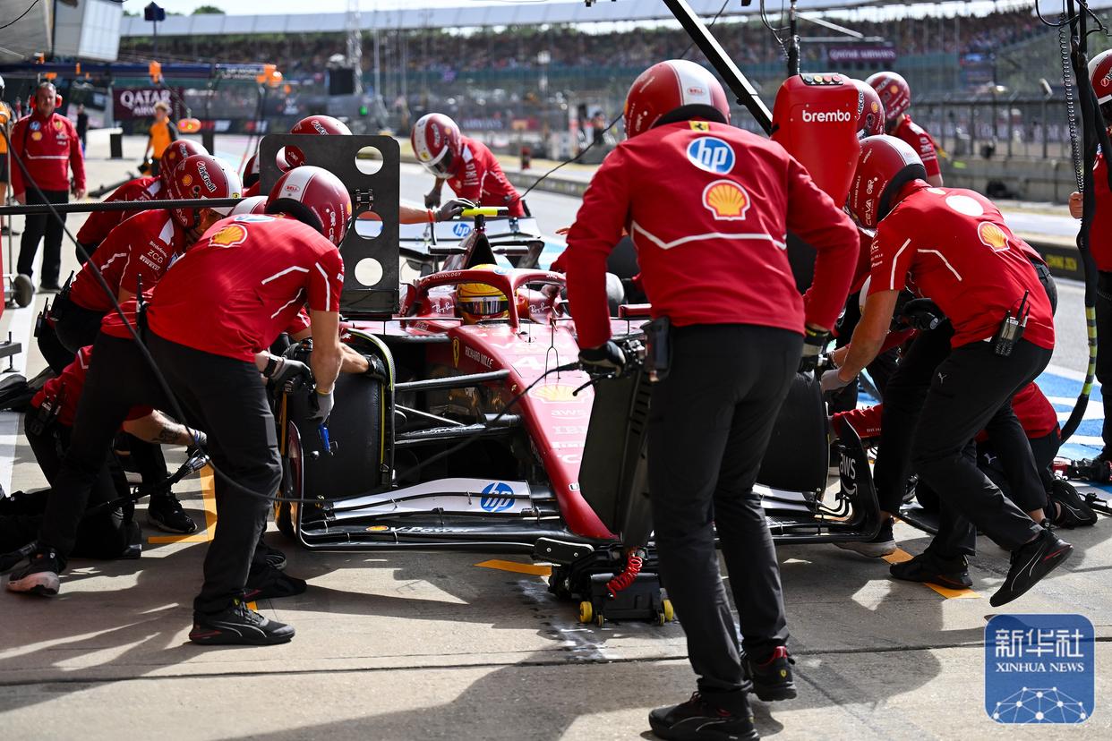 索伯车队逆转哈斯车队，皮亚斯特里带队取胜