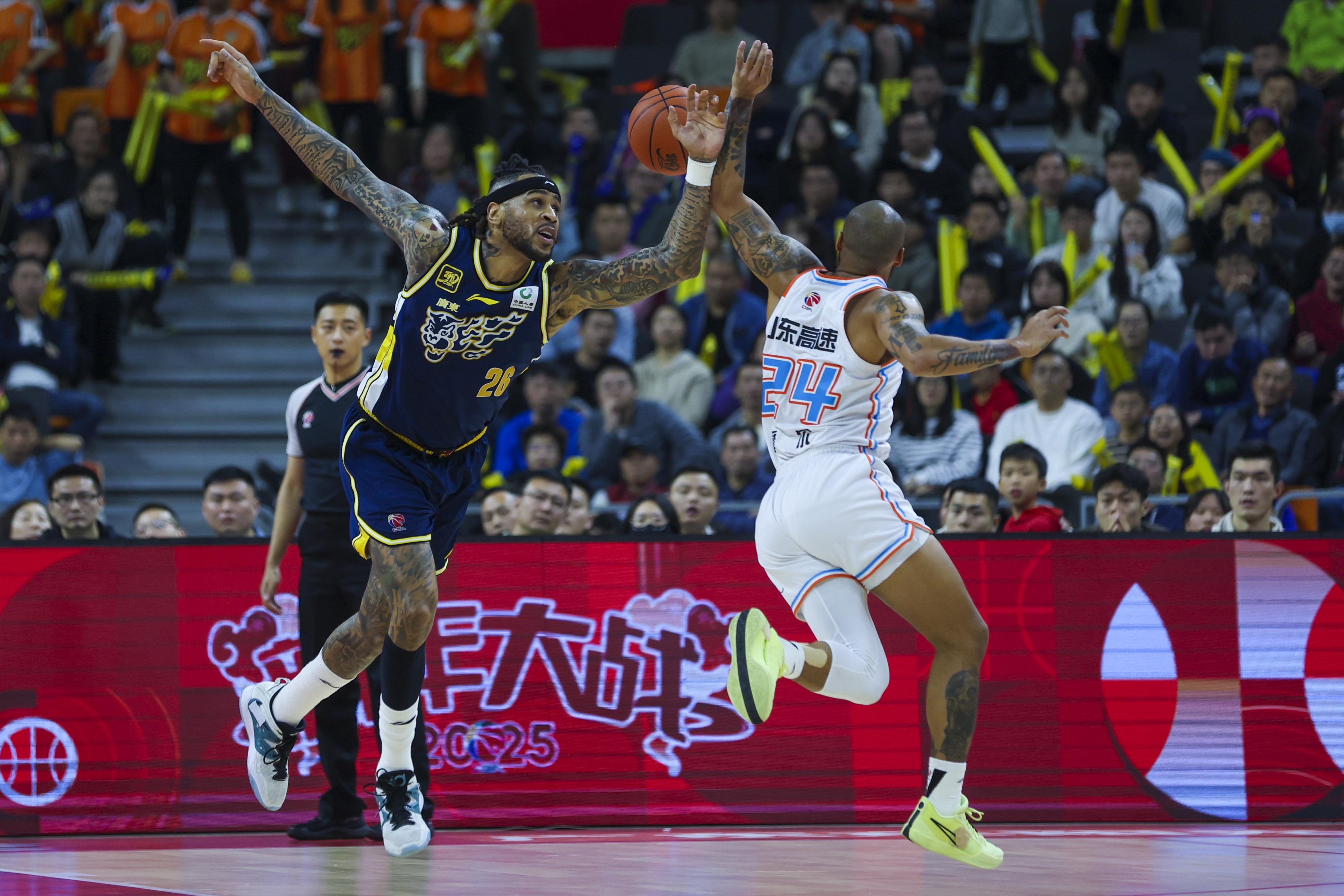 山东队力克广州队，福克斯关键制胜