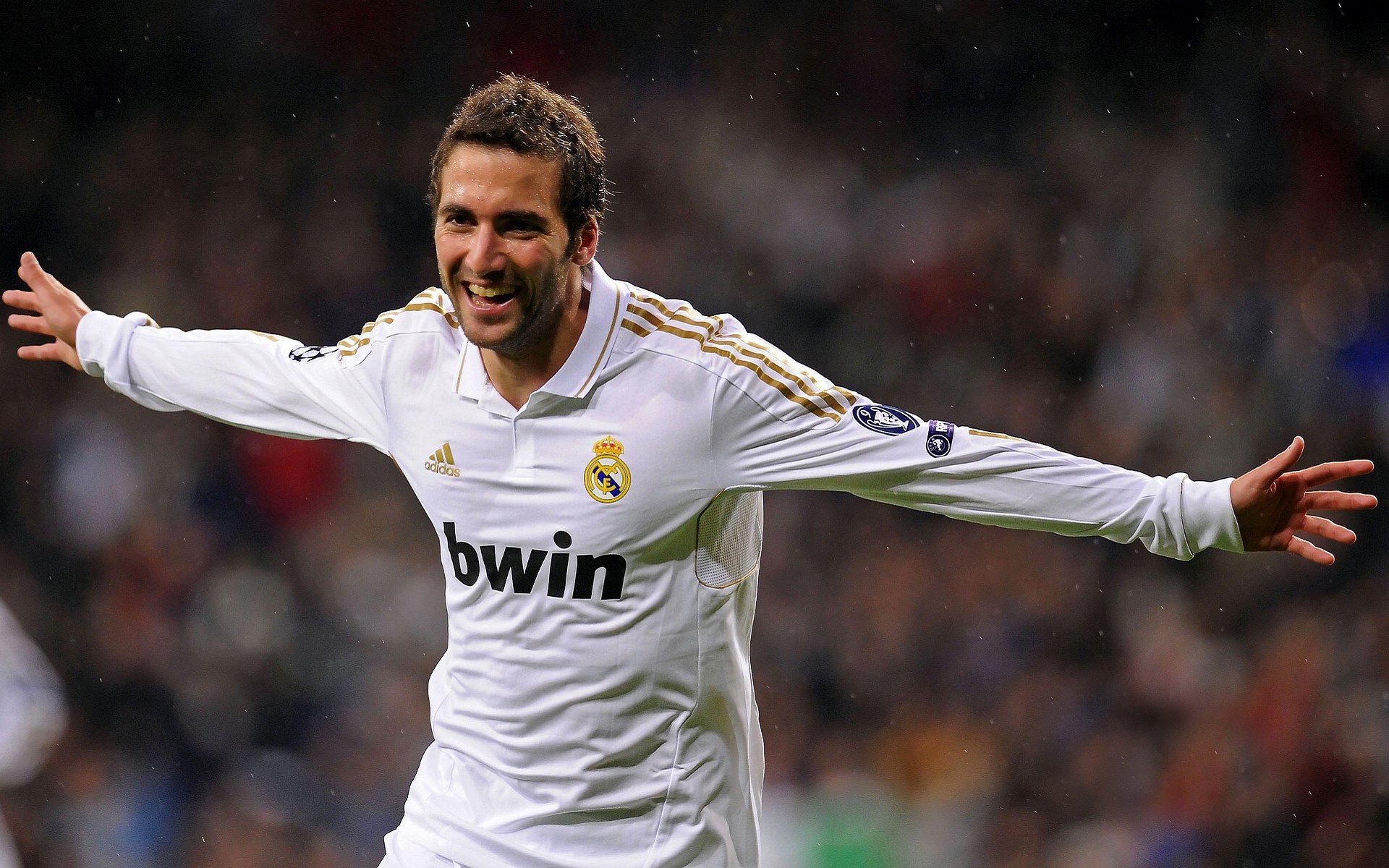 爱游戏官网-太阳风暴与绿茵场，本泽马在美加墨之夜定义永恒